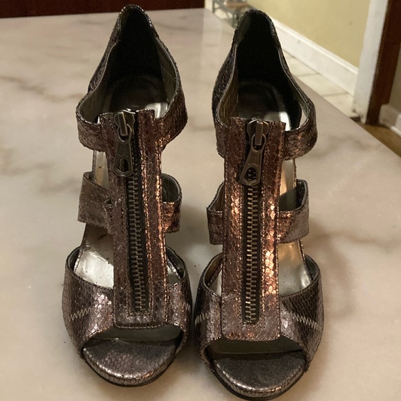 Metallic Heels with zipper on the front - Picture 1 of 6
